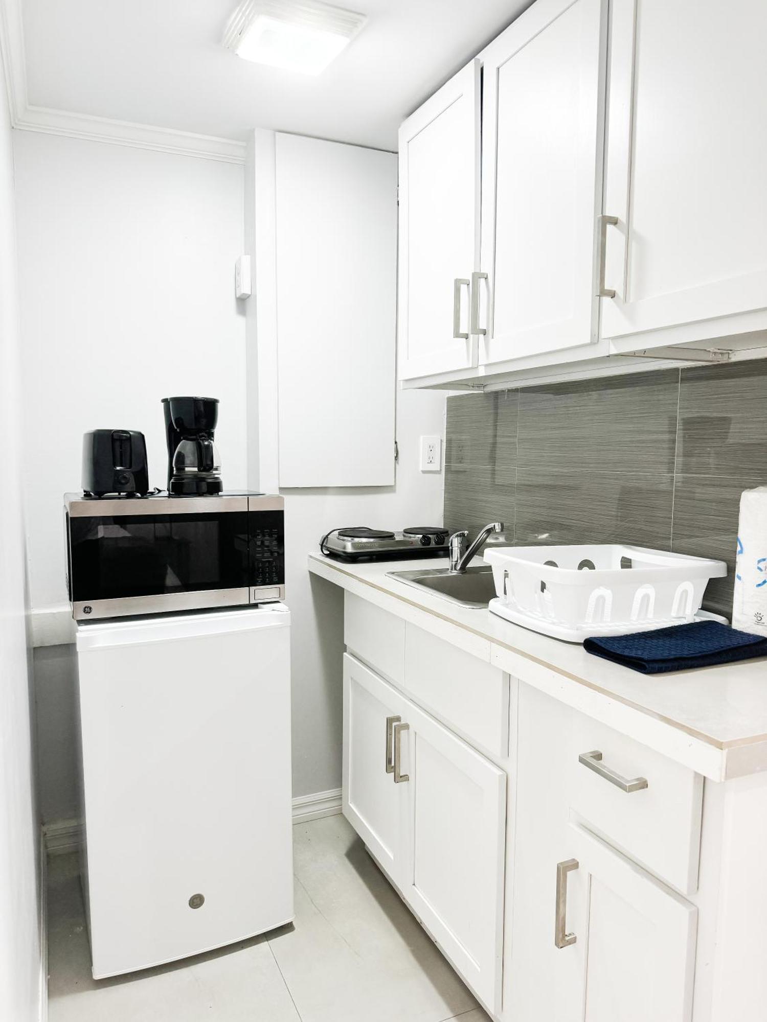 Studio, 100 Feet From The Beach 나사우 외부 사진