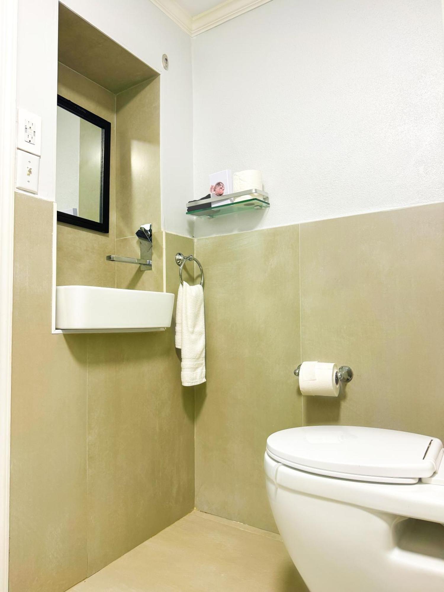 Studio, 100 Feet From The Beach 나사우 외부 사진