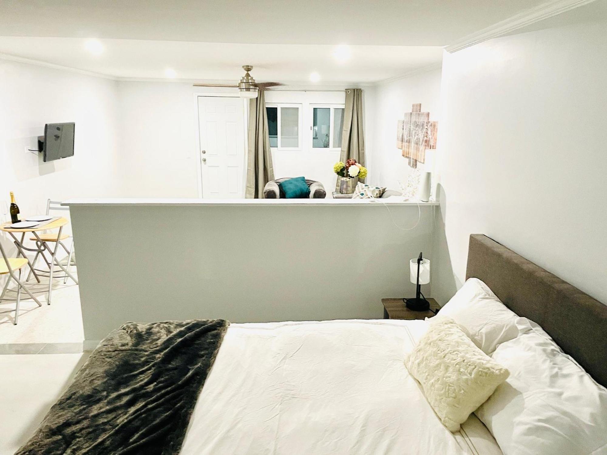 Studio, 100 Feet From The Beach 나사우 외부 사진