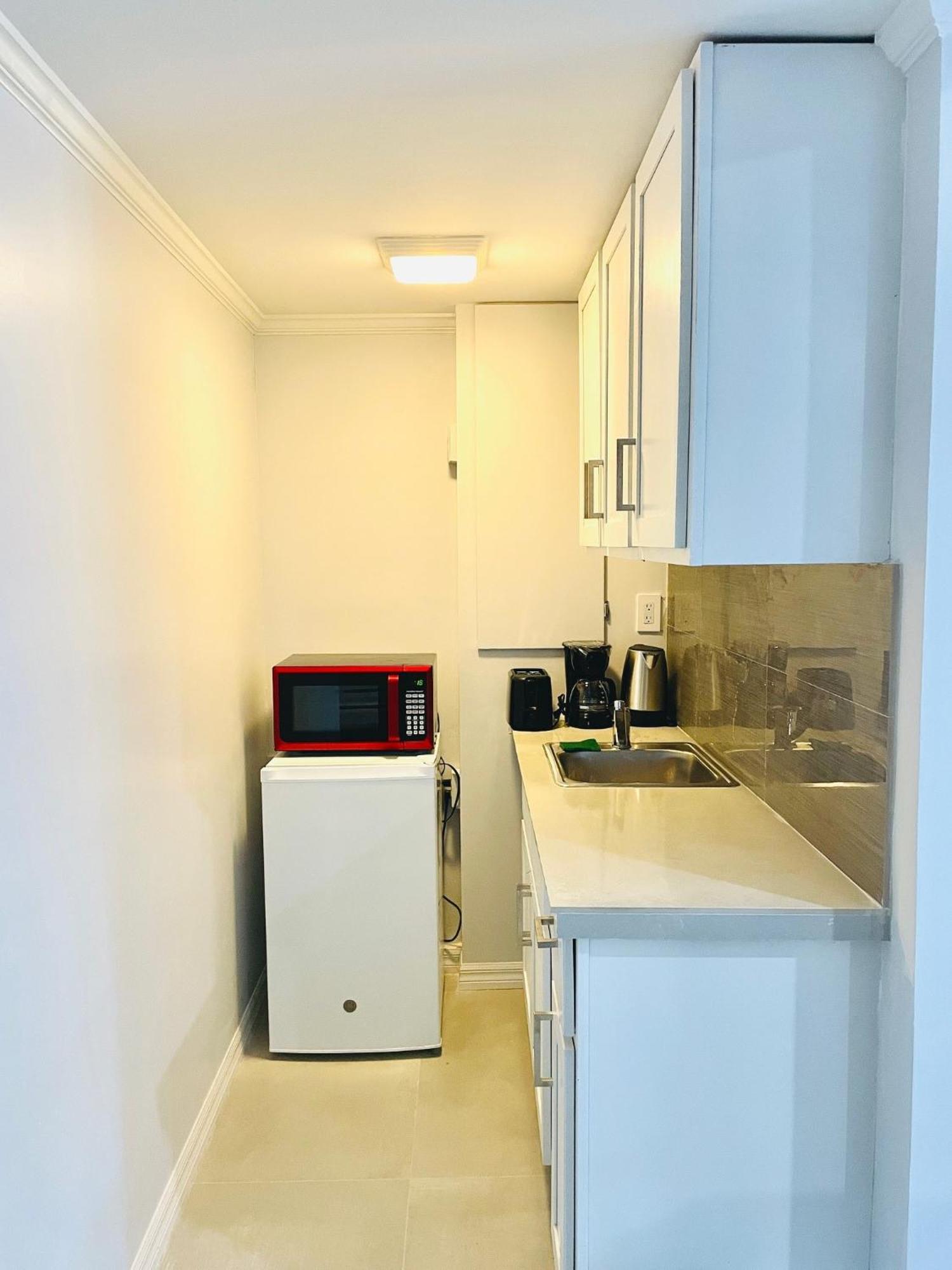 Studio, 100 Feet From The Beach 나사우 외부 사진